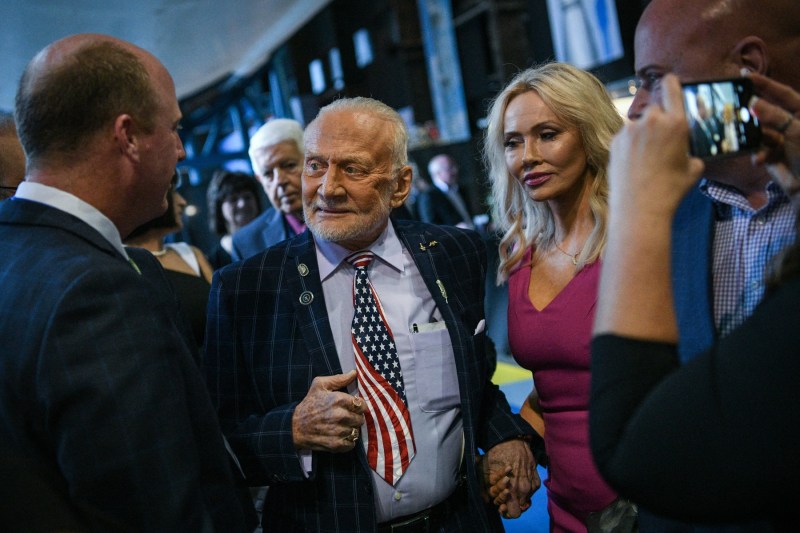 Fostul astronaut Buzz Aldrin și Anca Faur la un dineu de celebrare a aniversării Apollo 11 la Davidson Center for Space Exploration pe 17 iulie 2019, la US Space & Rocket Center în Huntsville, Alabama. Foto: Loren ELLIOTT / AFP / Profimedia