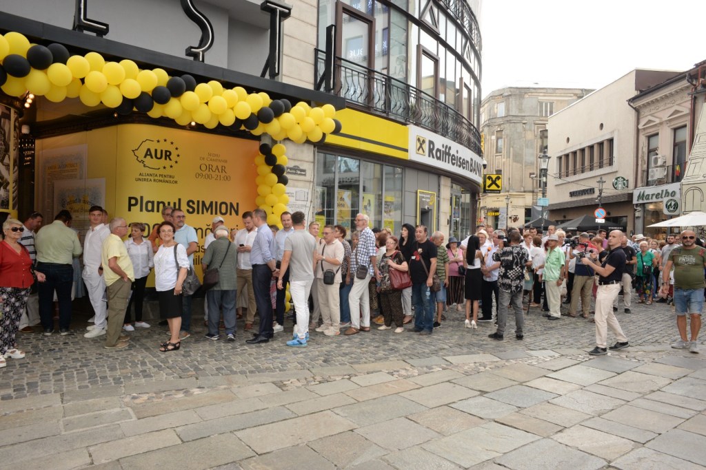 Coadă la sediul de campanie al AUR, care promite locuinte cu dobandă 0. FOTO: AUR
