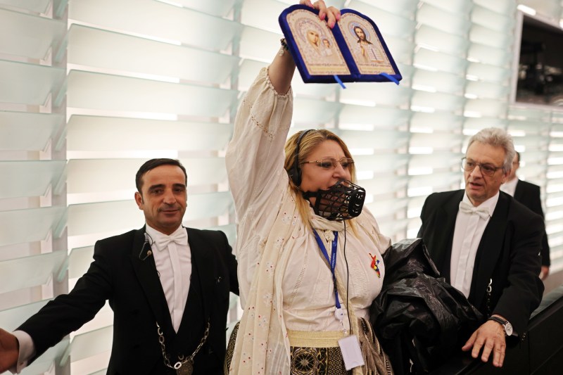 Diana Șoșoacă, în timp ce este escortată afară din plenul Parlamentului European. Foto: Profimedia