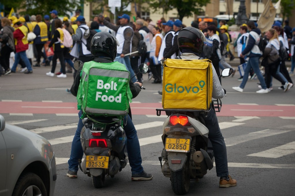 Doi livratori asiatici, blocați în trafic de greva profesorilor, București, mai 2023. FOTO: Lucian Alecu / Shutterstock Editorial / Profimedia