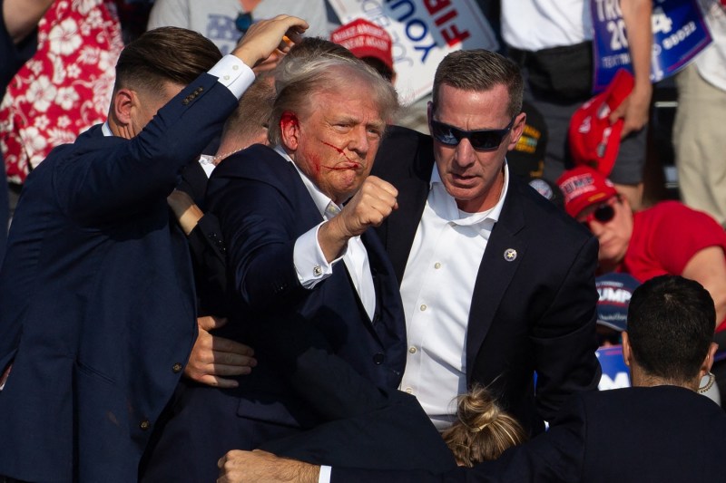 Donald Trump a fost rănit în timpul unui discurs. Foto: Rebecca DROKE / AFP / Profimedia