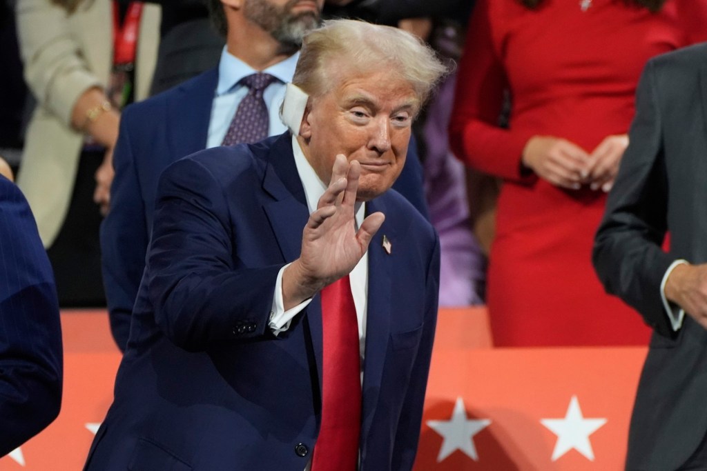 Candidatul republican la președinție, Donald Trump, aparla Convenția Națională Republicană, luni, 15 iulie 2024, în Milwaukee. Foto: Paul Sancya / AP / Profimedia