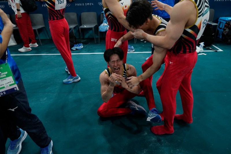 FOTO VIDEO Jocurile Olimpice. Reacția echipei Japoniei după ce a câștigat aurul la gimnastică artistică în finala masculină pe echipe 