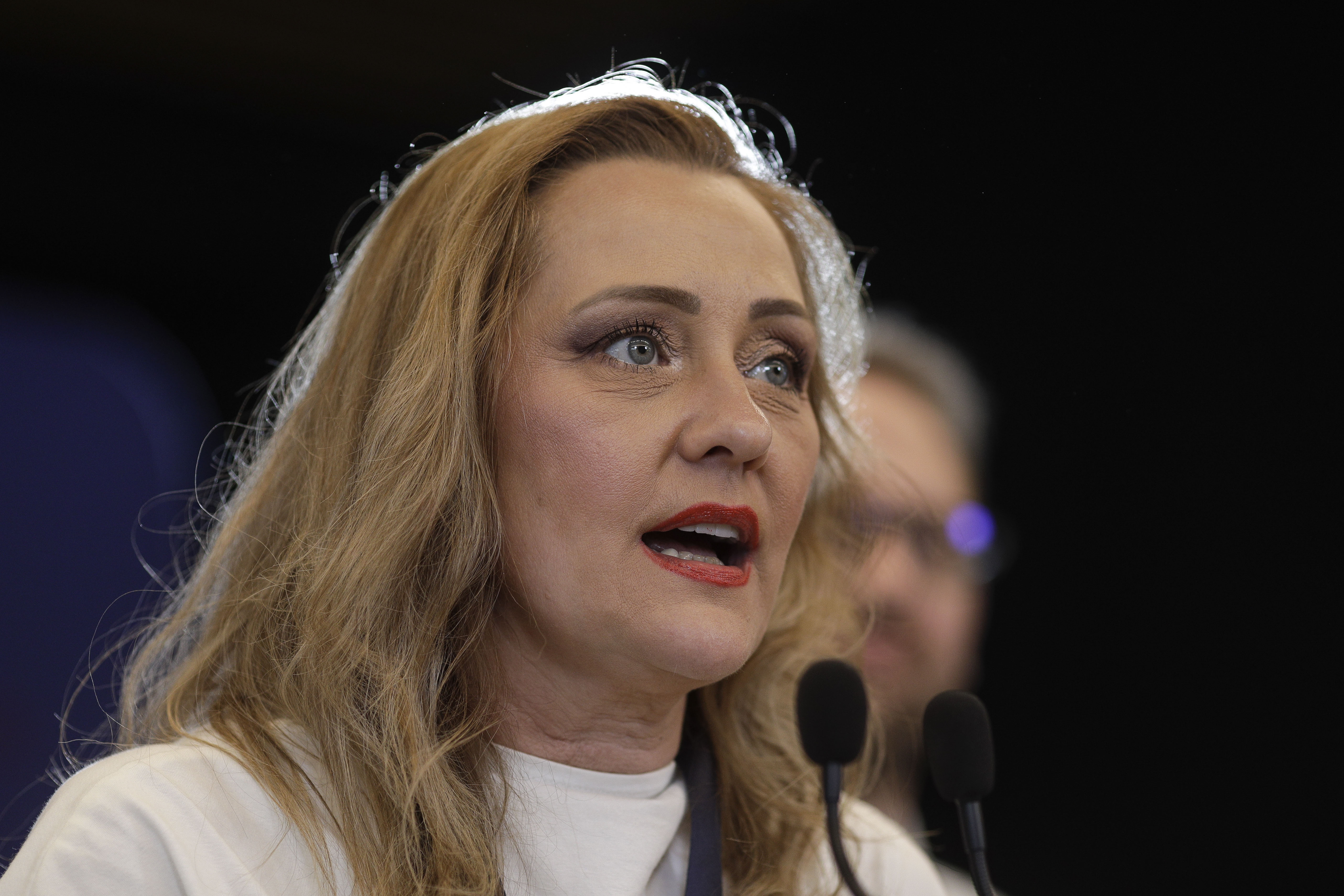 Elena Lasconi nu mai speră într-o alianță cu PNL. Cere electoratului liberal să voteze „util” ca să nu ajungă doi pesediști în turul II