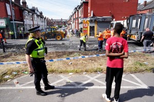 Autobuzul incendiat în timpul revoltei din Harehills, Leeds, a fost îndepărtat. Foto: om Maddick / SWNS / SWNS / Profimedia