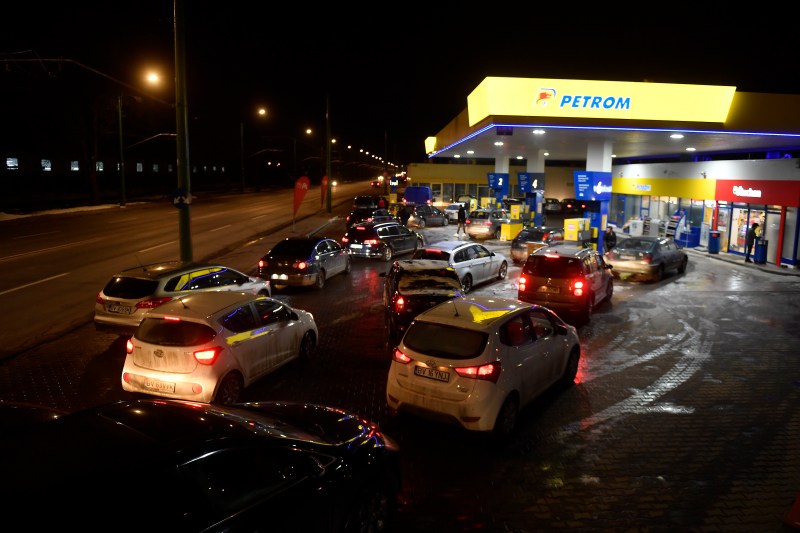 Cozi de zeci de masini asteapta sa alimenteze in urma unei zvonite cresteri a preturilor la combustibili pe plan national, in Brasov, miercuri 9 martie 2022. Inquam Photos / Alex Nicodim