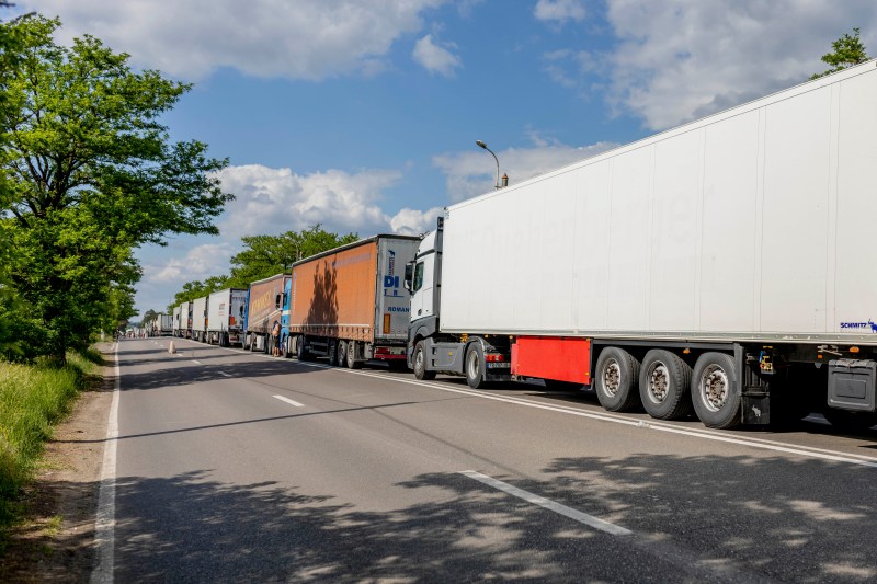 DATE OFICIALE: Sute de camioane intră lunar în România cu „donații”, panouri fotovoltaice sau haine second hand. În realitate ele transportă deșeuri periculoase