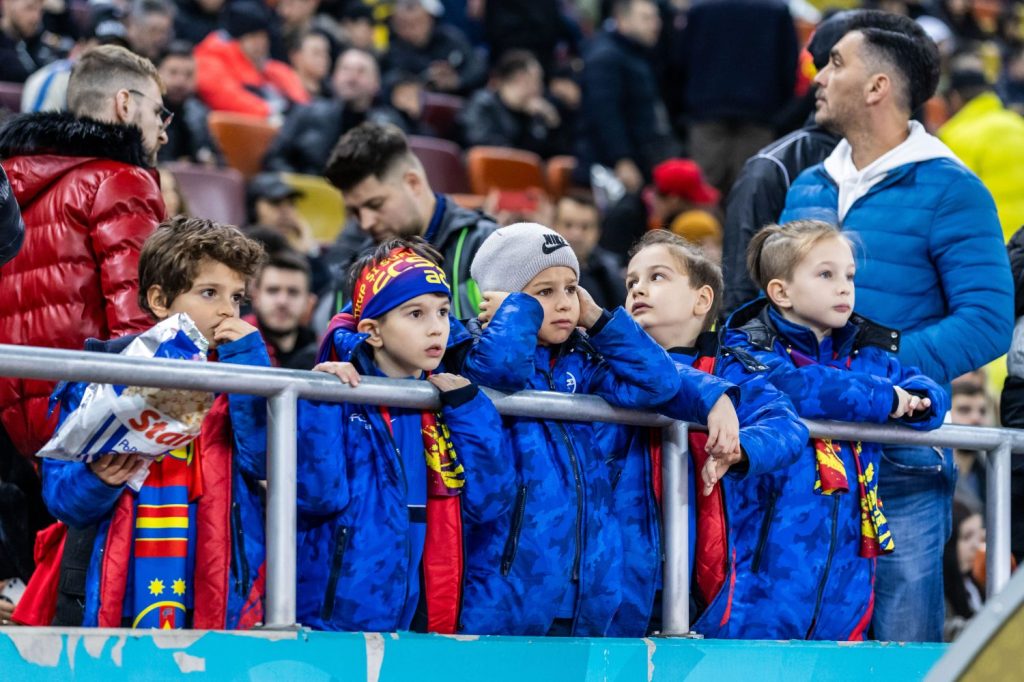 Copii la un meci de fotbal din Liga 1. Foto: Inquam Photos / Gyozo Baghiu
