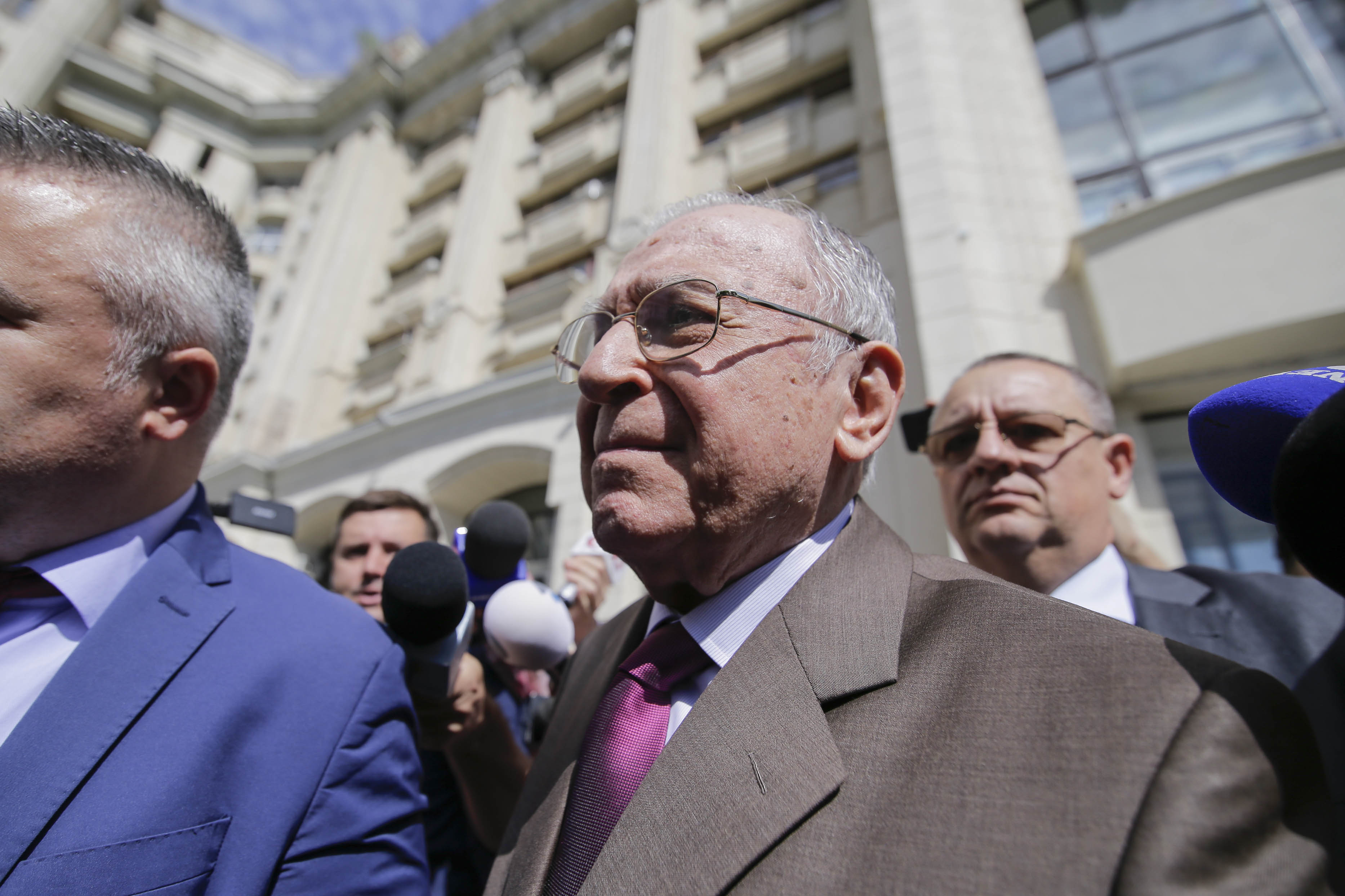 Ion Iliescu critică dur traseismul politic. „Stânga şi dreapta s-au alterat până la confundare / Să coabitezi nu înseamnă să te denaturezi”