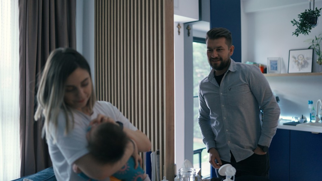 mama care tine in brate un bebelus