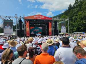 Participanții la tabara de la Tusnad asculta discursul lui Viktor Orban. FOTO: Stefania Gheorghe