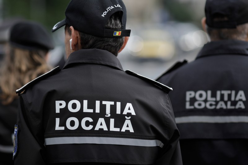 fanatik.ro: Polițistul care vine la serviciu îmbrăcat în fustă și pantofi cu toc a dat în judecată Poliția locală. Motivele pentru care s-a considerat discriminat