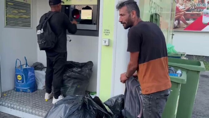 Românii care și-au făcut din reciclarea PET-urilor un job. Câți bani câștigă. „Ne-am potolit cu furatul”