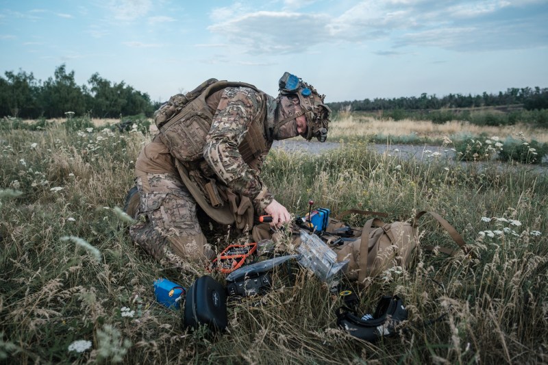 Soldat ucrainean operază o dronă. Foto: Pablo Miranzo / AFP / Profimedia