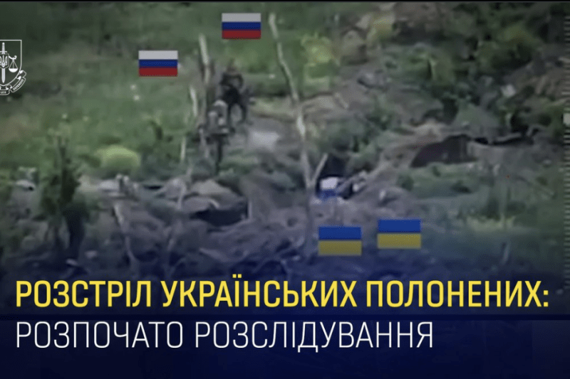 Soldati rusi in momentul in care, spune Ucraina, executa doi soldati / Captura Twitter Andrii Kostin