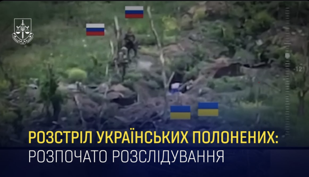 Soldati rusi in momentul in care, spune Ucraina, executa doi soldati / Captura Twitter Andrii Kostin