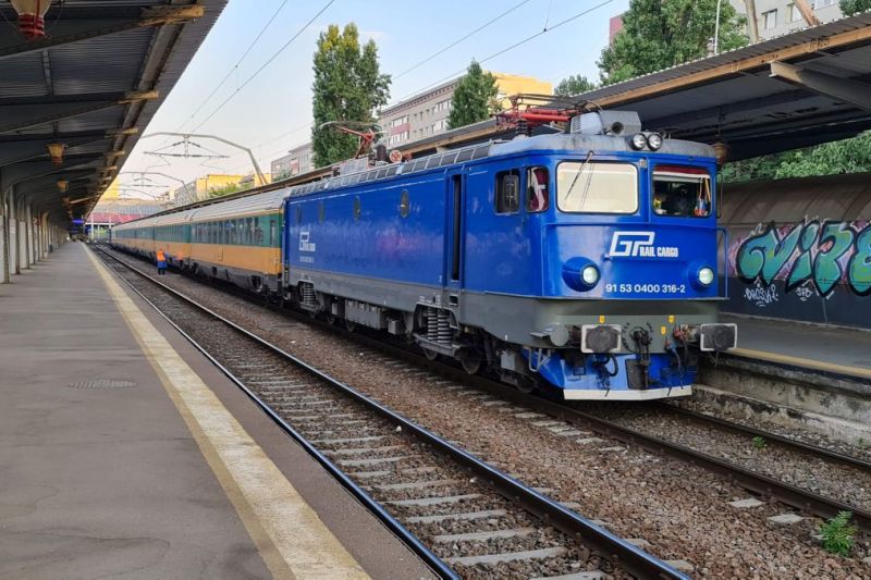Un tren privat Arad – Constanța a avut cinci ore întârziere din cauză că s-a defectat locomotiva
