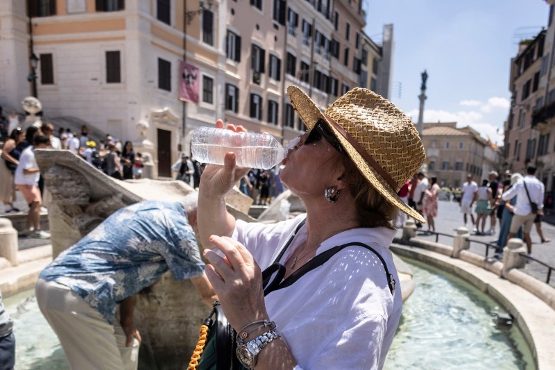 Turiști care se răcoresc în Piazza di Spagna, Roma, Italia. Sursa foto: Francesco Fotia / Shutterstock Editorial / Profimedia