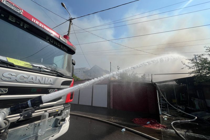 Incendiu de amploare în Sectorul 2 din București: O persoană a fost transportată la spital