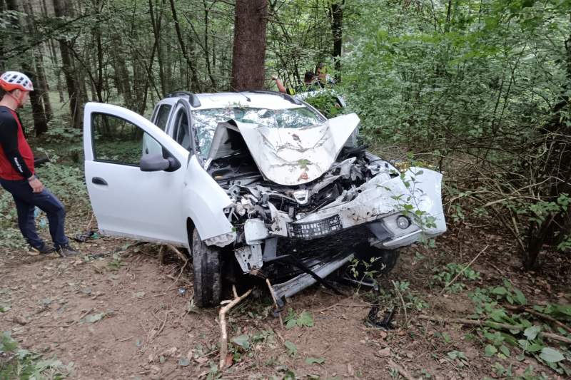 În mașina care a căzut în prăpastie se aflau 5 oameni. Foto: ISU Harghita