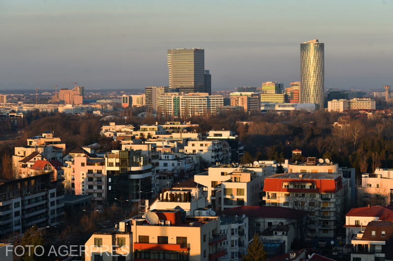 Orasul Bucuresti la apusul soarelui.In imagine cartierul Primaverii, cladirea Sky Tower si Bucharest One / FOTO: Agerpres