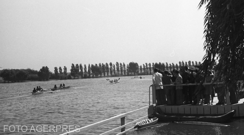 Festivitatea de inaugurare a Strandului Armatei, lucrare efectuata de Casa Ostirii pe terenul de la lacul Tei; festivitatea a fost urmata de o serie de demonstratii sportive ale Federatiei de Sport Nautic. / FOTO: Agerpres