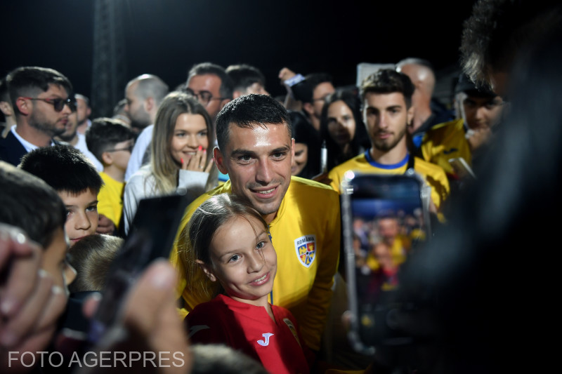 Nicolae Stanciu pozând cu fanii. Foto: Agerpres