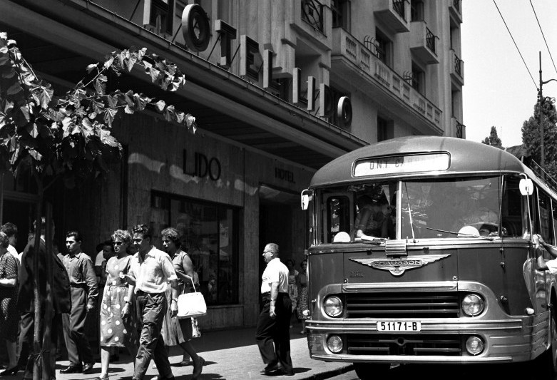 Autobuzele, moda și traficul vara, pe Bulevardul Magheru, în imagini-document din vechiul București