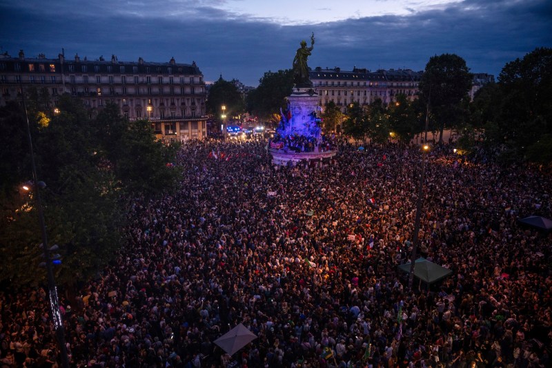 Alianța stângii câștigă surprinzător alegerile legislative din Franța și revendică formarea guvernului / Coaliția lui Macron, pe locul doi / Extrema-dreaptă a lui Le Pen, împinsă pe trei – rezultate oficiale