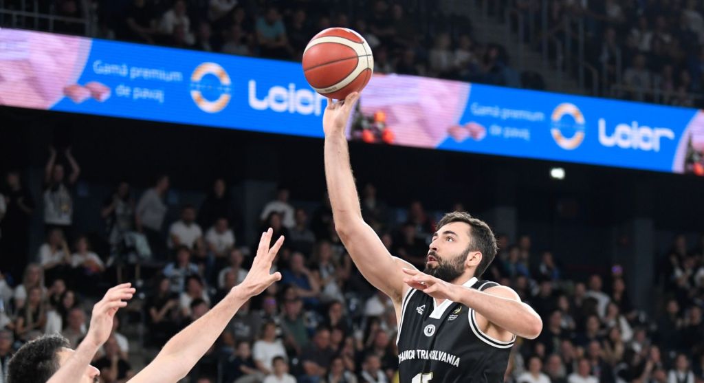 Emanuel Ion Cate în meciul de baschet dintre U-BT Cluj-Napoca și CSM CSU Oradea, contând pentru Finala Ligii Naționale de Baschet Masculin GETICA 95, desfășurat în Sala Polivalentă BT Arena din Cluj-Napoca, marți 14 mai 2024. FOTO: sportpictures.eu via GOLAZO.ro