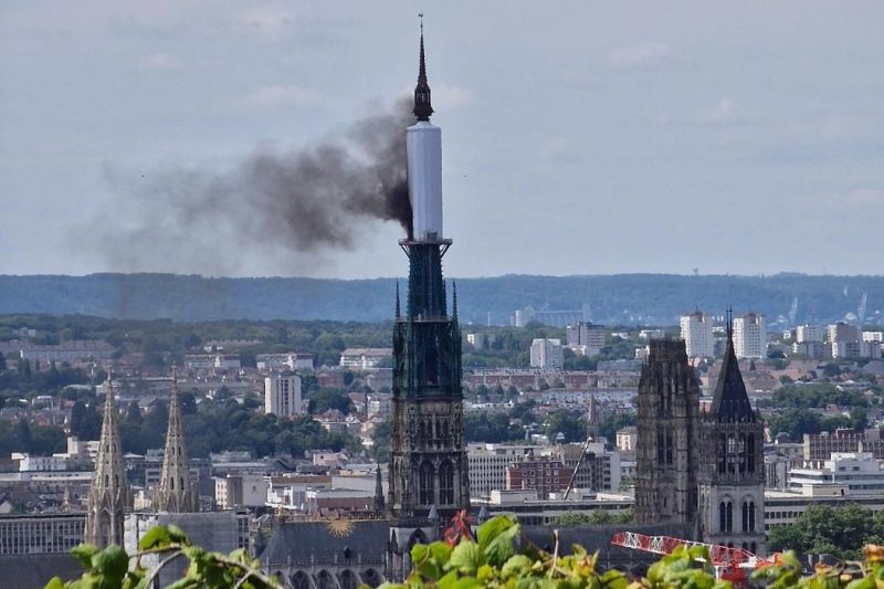 VIDEO Un incendiu a cuprins turla catedralei din Rouen, Franța / Focul a fost adus sub control / Temeri după precedentul Notre-Dame