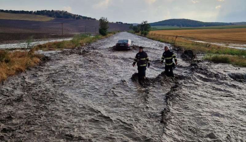 VIDEO Un drum naţional din Tulcea, blocat de o viitură care a surprins 12 autoturisme şi un microbuz