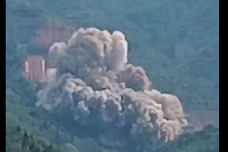 VIDEO O rachetă chineză s-a prăbușit și a explodat în munți după o lansare accidentală în timpul unui test la sol