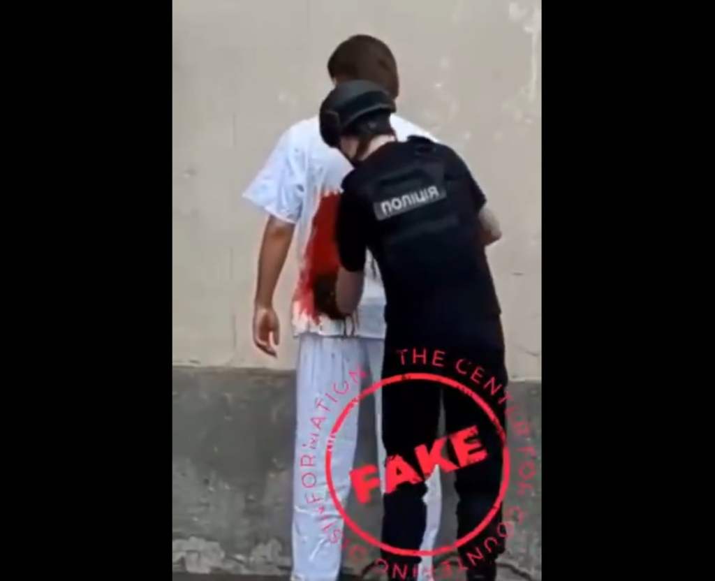 Un fals politist ucrainean „murdarește” de sânge un presupus medic / FOTO captura video