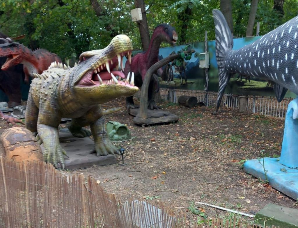 Dinozauri agrement, interziși în Piața Victoriei / Sursa: ANPC