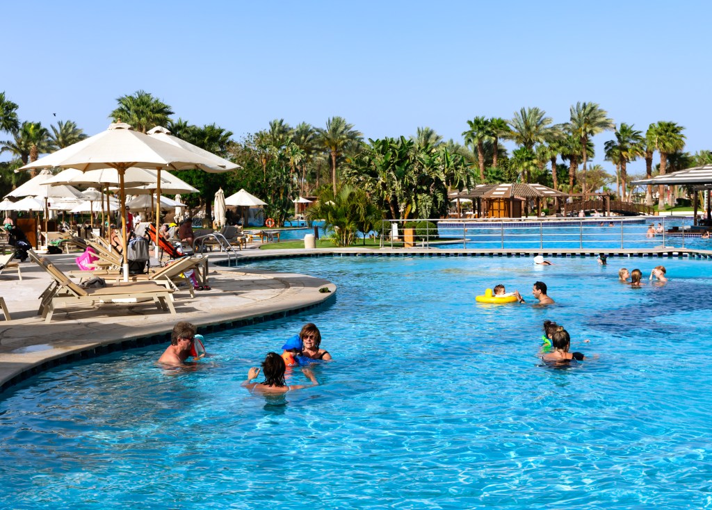 turiști la piscină