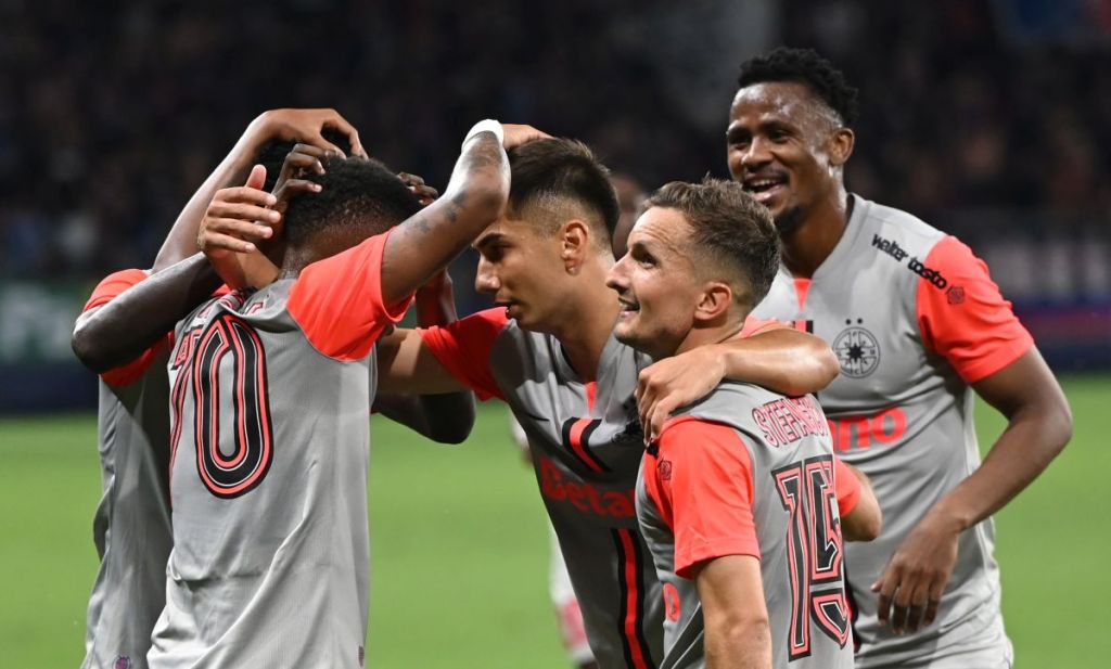 Bucurie a fotbalistilor stelisti Alexandru Marian Musi, Marius Stefanescu si Siyabonga Ngezana dupa un gol marcat in meciul dintre FCSB si Corvinul Hunedoara, Supercupa Romaniei, desfasurat pe Stadionul Steaua-Ghencea din Bucuresti, joi 4 iulie 2024. © FOTO:Razvan Pasarica/SPORT PICTURES via GOLAZO.ro