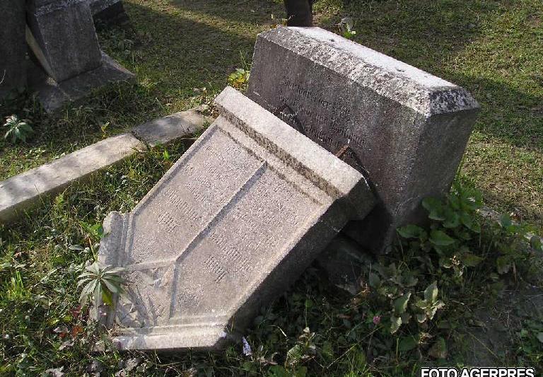 Cimitir vandalizat, Foto: AGERPRES