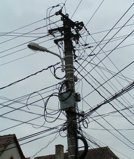 Un stalp al societatii (de electricitate, telefonie, cablu TV, internet etc), Foto: USER UPLOADED