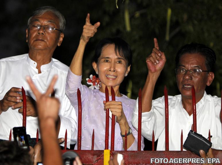 Aung San Suu Kyi (in mijloc), Foto: Agerpres