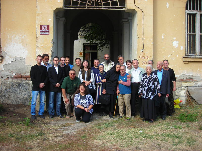 Fosti detinuti politici si tineri in curtea inchisorii, Foto: Hotnews