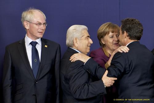 Sarkozy, Merkel si Christofias (presedintele Ciprului) se felicita sub ochii lui van Rompuy, Foto: Consiliul European