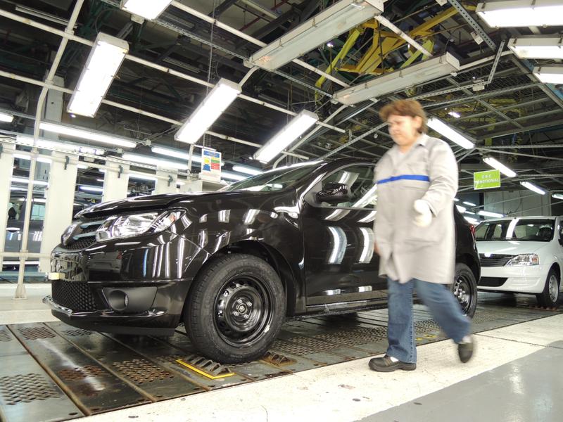 Angajata Dacia, Foto: 0-100.ro