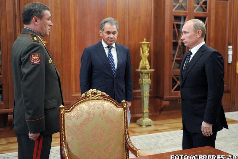 Valeri Gherasimov (seful Statului Major), Sergei Soigu (ministrul Apararii - in centru) si Vladimir Putin, Foto: Agerpres/AP