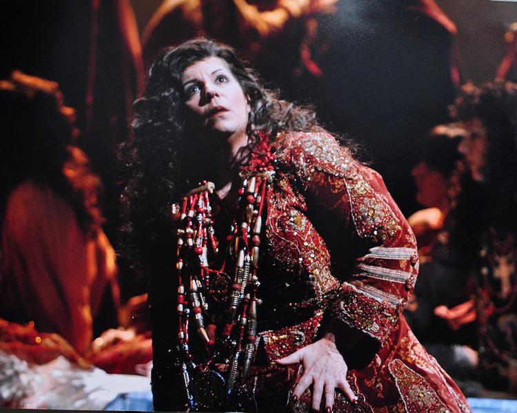 Marianne Cornetti in Azucena, Foto: Opera Nationala Bucuresti