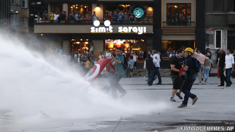 Politia turca alunga protestatarii cu tunuri cu apa, Foto: Agerpres/AP