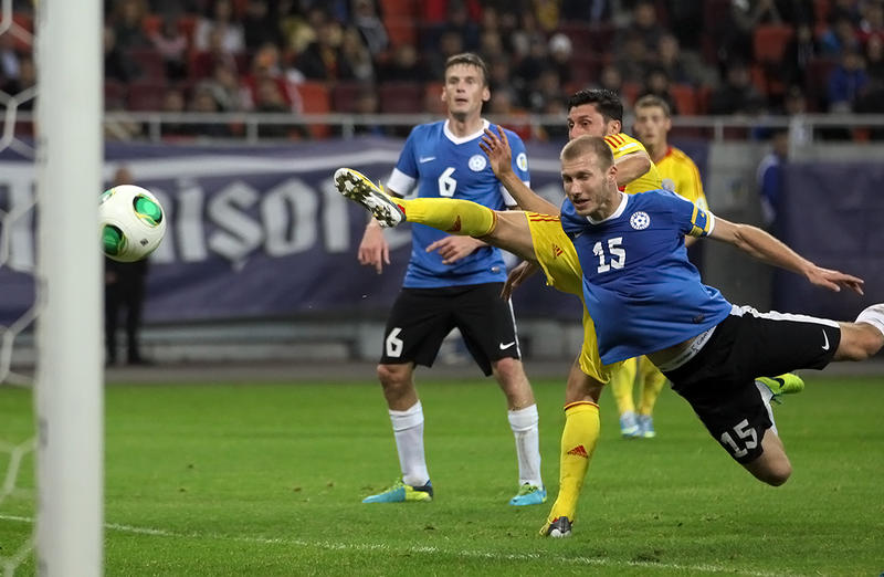 Ciprian Marica suteaza pentru 2-0 de langa capitanul estonienilor, Ragnar Klavan (15), Foto: HotNews / Dan Popescu