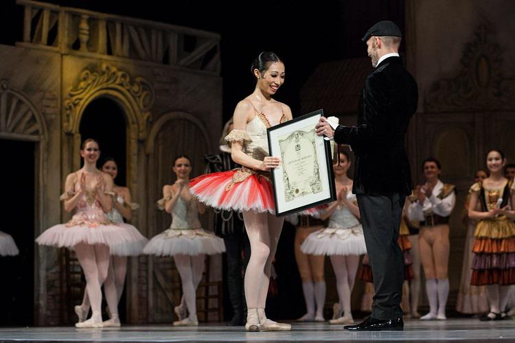 Johan Kobborg ii inmaneaza Senei Hidaka titlul de prim-balerina a Baletului National Roman, Foto: Opera Nationala Bucuresti