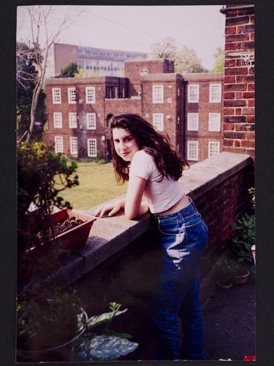 A young Amy outside her Nans flat in Southgate_ Photographer unknown © The Winehouse family, Foto: Compress