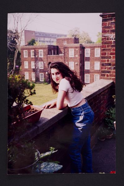 A young Amy outside her Nans flat in Southgate_ Photographer unknown © The Winehouse family, Foto: Compress